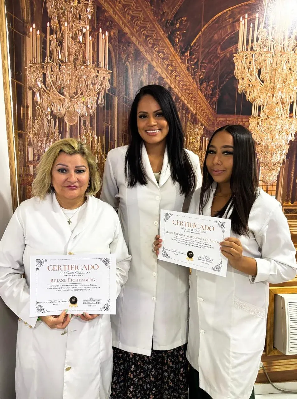 Alunos com certificado de conclusão do Curso VIP de Drenagem Linfática Gabi Cândido
